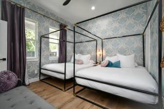 Garden of Eden - 12 BEDS - Hot Tub, Game Room, Neon Vibes - 4