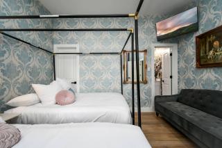 Garden of Eden - 12 BEDS - Hot Tub, Game Room, Neon Vibes - 1