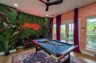 Garden of Eden - 12 BEDS - Hot Tub, Game Room, Neon Vibes - 0