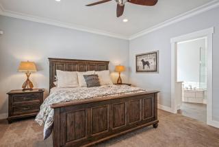 4BR Retreat Near Downtown 2 Kitchens Sleeps 11 - 7