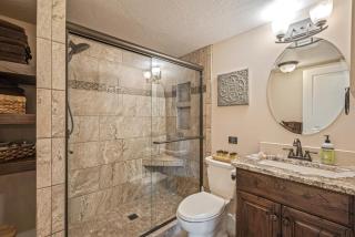 4BR Retreat Near Downtown 2 Kitchens Sleeps 11 - 5