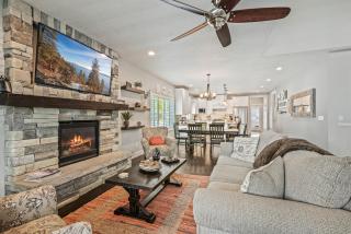 4BR Retreat Near Downtown 2 Kitchens Sleeps 11 - 2