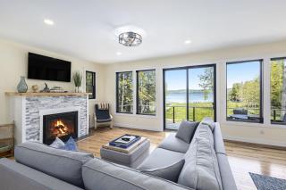 Torch Lake Blue 4BDR Beachfront House ➠ 2364 - 3