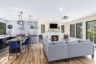 Torch Lake Blue 4BDR Beachfront House ➠ 2364 - 2