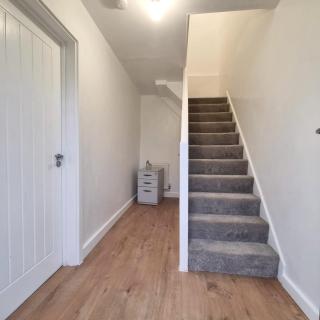 Cozy 2 Bedroom Apartment - 4