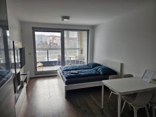 Centre Design Suite O2 Arena - Parking - large glass balcony - plátce DPH - big TV - Coffee, 24-7 Self Check-in - 2