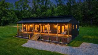 Hot Tub - King Suites - Outdoor Fireplace & Lounge - 0