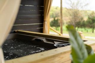Hot Tub - King Suites - Outdoor Fireplace & Lounge - 6