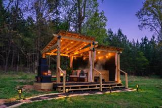 Hot Tub - King Suites - Outdoor Fireplace & Lounge - 3