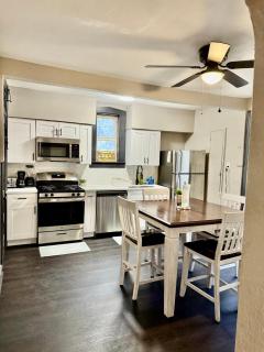 Spacious 1BR | Free Parking, Golf & Midway Access - 4