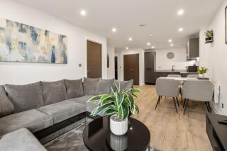 York Centre Apt - Free Parking & Gym - 9
