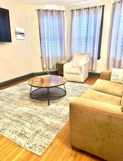 Spacious 1BR | Free Parking, Golf & Midway Access - 8