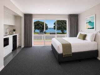 Tauranga Backpackers - Private Guest Rooms by the Water! - 8