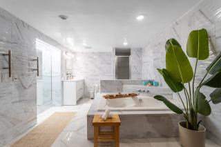 The Boca Abode - 2BR 2BTH w Jacuzzi Tub & Private Backyard - 9