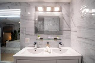The Boca Abode - 2BR 2BTH w Jacuzzi Tub & Private Backyard - 5