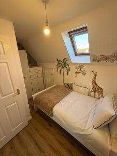 Cosy Family Home - Private Garden, Free Parking - 4