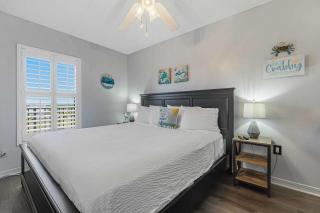 Beachfront condo with gulf views pool gym & private balcony - 2