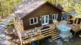 Take It Easy Cottage w Hot Tub & Sauna - 1