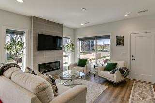 Rooftop Oasis: Downtown Des Moines Townhome - 7