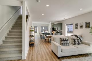 Rooftop Oasis: Downtown Des Moines Townhome - 6