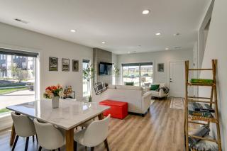 Rooftop Oasis: Downtown Des Moines Townhome - 4
