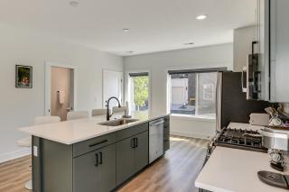 Rooftop Oasis: Downtown Des Moines Townhome - 1