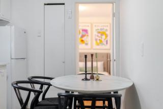 Sunlit 2BR in Plateau Mont Royal Downtown - 1
