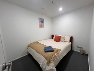 spacious cozy nest in auckland cbd with gym, swiming pool,balcony, parking , city view - 6