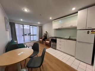 spacious cozy nest in auckland cbd with gym, swiming pool,balcony, parking , city view - 2