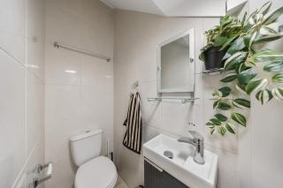 London Balham Spacious 4-Bedroom Home with Garden & Parking - 2