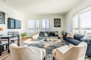 Top Floor, One of Seattle's Best Views, Huge Balcony, Parking, King Bed & Close to Lumen & T Mobile Park - 0