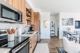 Top Floor, One of Seattle's Best Views, Huge Balcony, Parking, King Bed & Close to Lumen & T Mobile Park - 9