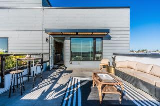 Top Floor, One of Seattle's Best Views, Huge Balcony, Parking, King Bed & Close to Lumen & T Mobile Park - 7