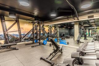 Top Floor, One of Seattle's Best Views, Huge Balcony, Parking, King Bed & Close to Lumen & T Mobile Park - 1