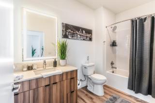 Luxury Penthouse, Panoramic Views , Huge Balcony, King Bed, Short Walk To Lumen & T Mobile Park - 4