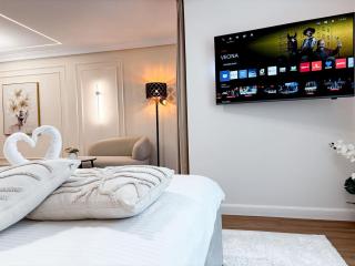 Zeya Modern Stay with Underground Parking - 1