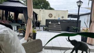 Tiny place w private hot jacuzzi 7 min to Miami international airport - 1