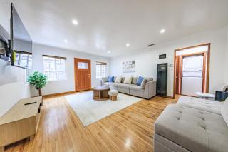 2BR/1BA Santa Monica Bungalow w/Parking + Deck - 4