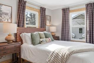 Walk to Shops, Dining & Rail Trail-20 min to Stowe - 4