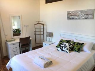 Spacious 2BR Apartment - Balcony & Prime Location - 7