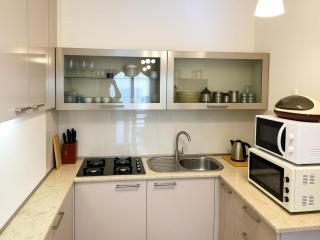 Spacious 2BR Apartment - Balcony & Prime Location - 3