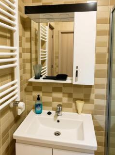 Spacious 2BR Apartment - Balcony & Prime Location - 1