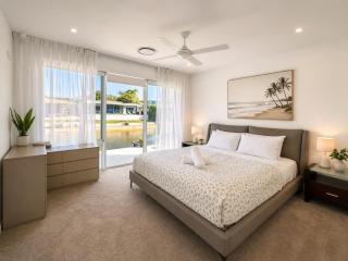 Azure Waters | 4BR Stylish Waterfront Stay in GC - 7