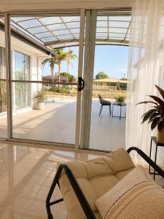 Azure Waters | 4BR Stylish Waterfront Stay in GC - 9