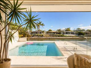 Azure Waters | 4BR Stylish Waterfront Stay in GC - 0