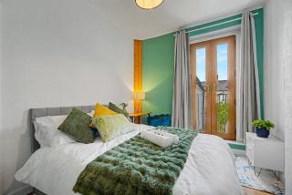 Y Ddraig Suite by NextStep Stays, 3 Bed Home - Sleeps 8, Free Parking, Wifi, Central Location - 8