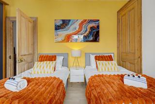 Y Ddraig Suite by NextStep Stays, 3 Bed Home - Sleeps 8, Free Parking, Wifi, Central Location - 7