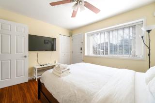 Charming 2-BD Suite Private Entrance in Vancouver - 2