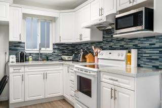 Charming 2-BD Suite Private Entrance in Vancouver - 7