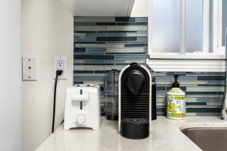Charming 2-BD Suite Private Entrance in Vancouver - 4